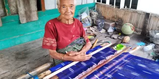 Wa Harisa sedang menenun sarung. Sumber: Lekasura/Bula
