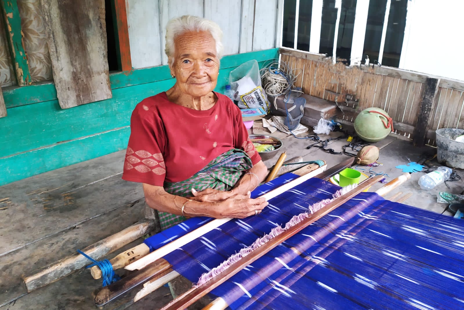 Wa Harisa sedang menenun sarung. Sumber: Lekasura/Bula