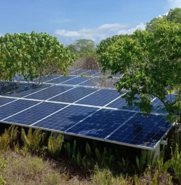 Jejeran panel surya yang terbengkalai di Pantai Huntete
