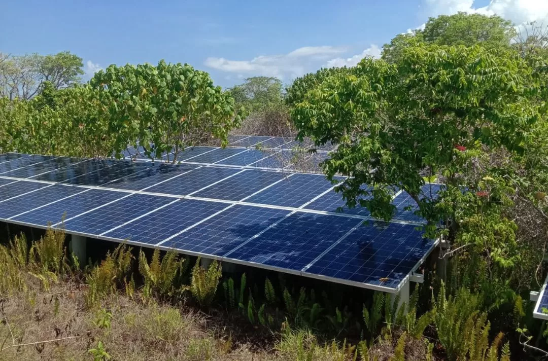 Jejeran panel surya yang terbengkalai di Pantai Huntete